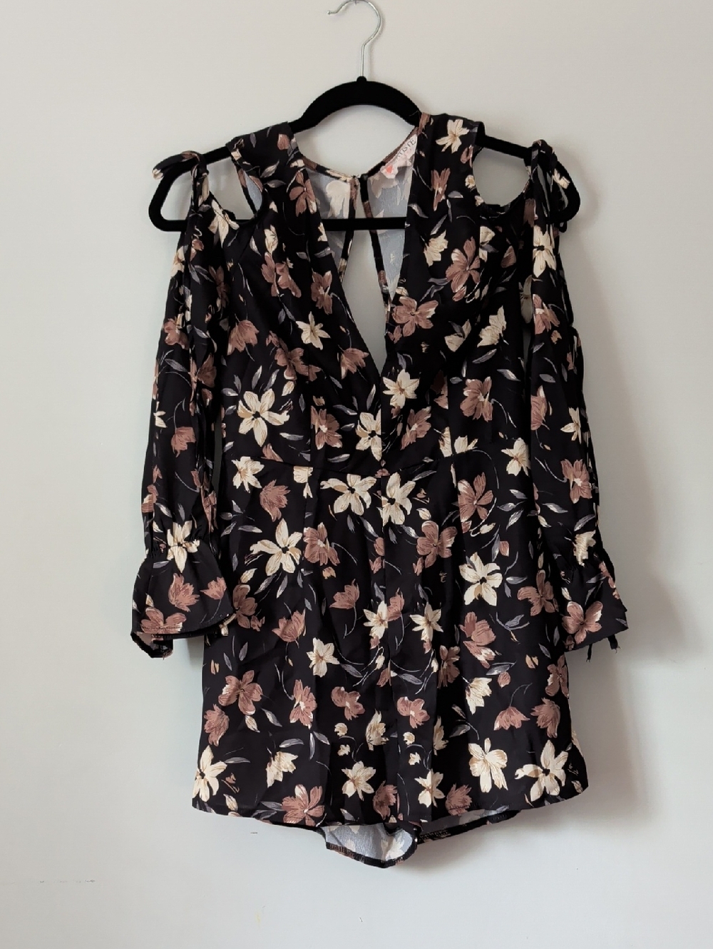 L'ATISTE Black Floral Cold-Shoulder V-Neck Romper in Blush and Cream